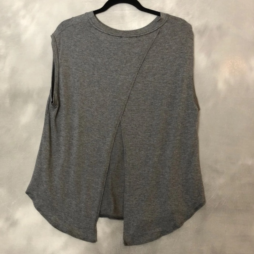 Amour Vert Split Back Sleeveless T-shirt